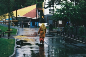 En kvinna går mot Hammarkulletorget. Foto: Futuro Berg