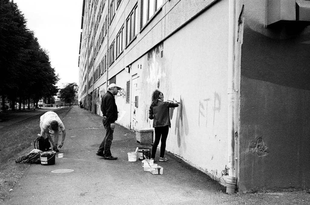 Bild på folk som målar på en vägg. Foto: Futuro Berg